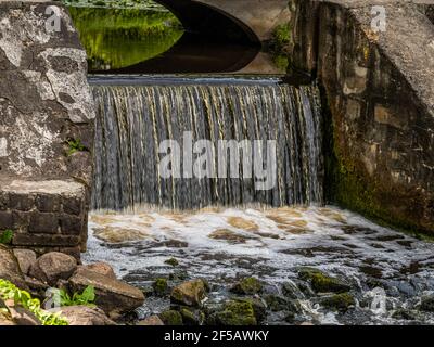 Stadt Riga, Lettland, Herbst. Arkadijas Park, gelbe Bäume und Wasserfall, Blätter. Reise Natur Foto Stockfoto