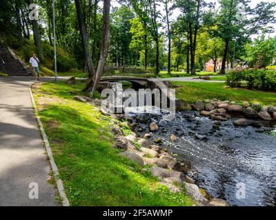 Stadt Riga, Lettland, Herbst. Arkadijas Park, gelbe Bäume und Wasserfall, Blätter. Reise Natur Foto Stockfoto