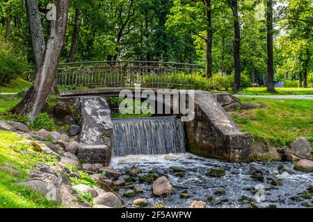 Stadt Riga, Lettland, Herbst. Arkadijas Park, gelbe Bäume und Wasserfall, Blätter. Reise Natur Foto Stockfoto