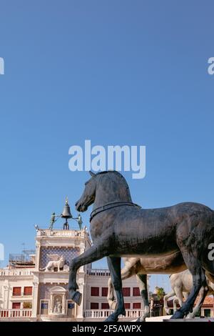 Die Pferde des Heiligen Markus ('Cavalli di San Marco') und Torre dell'Orologio - Uhrturm am Markusplatz - Venedig, Italien Stockfoto