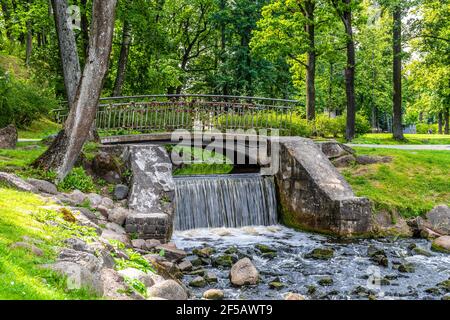 Stadt Riga, Lettland, Herbst. Arkadijas Park, gelbe Bäume und Wasserfall, Blätter. Reise Natur Foto Stockfoto