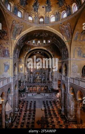 Der Innenraum der Markusbasilika in Venedig, Italien - wunderschöne Golden Byzantinische Mosaiken Stockfoto