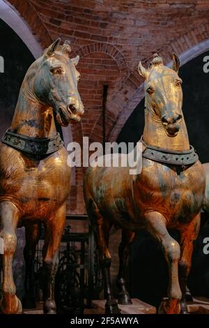Die Pferde des Heiligen Markus ('Cavalli di San Marco'), Triumphal Quadriga - Satz von römischen Bronzestatuen in der Basilika von Venedig, Italien Stockfoto
