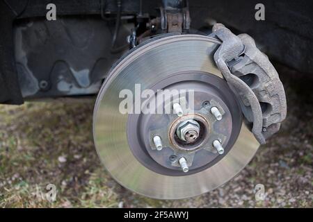 Vorderradscheibenbremse eines Fahrzeugs zur Reparatur, Austausch neuer Reifen oder Austausch der Nabe aus einer Legierung Stockfoto