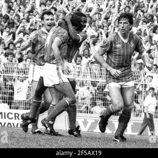 PORTSMOUTH FC, POMPEY, VINCE HILAIRE UND PAUL MARINER PIC MIKE WALKER Stockfoto