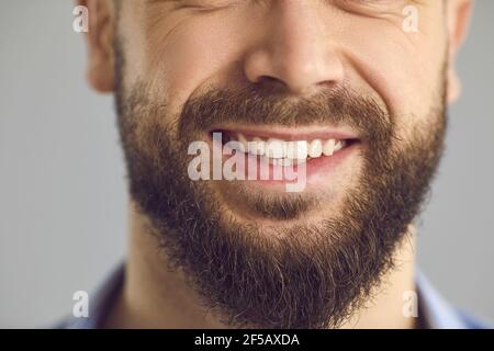 Nahaufnahme Studio Aufnahme des unteren Teil des Gesichts von glücklich Lächelnder junger Mann mit braunem Bart Stockfoto