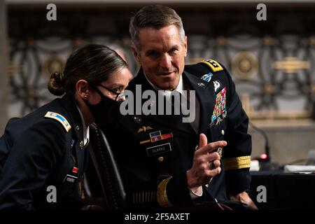 Washington, Usa. März 2021, 25th. General Richard D. Clarke, USA, Commander, United States Special Operations Command, spricht am 25th. März 2021 mit einem seiner Mitarbeiter während einer Anhörung zum „United States Special Operations Command and United States Cyber Command“ mit dem Armed Services Committee des Senats auf dem Capitol Hill in Washington DC. Foto von Anna Moneymaker/Pool/ABACAPRESS.COM Quelle: Abaca Press/Alamy Live News Stockfoto