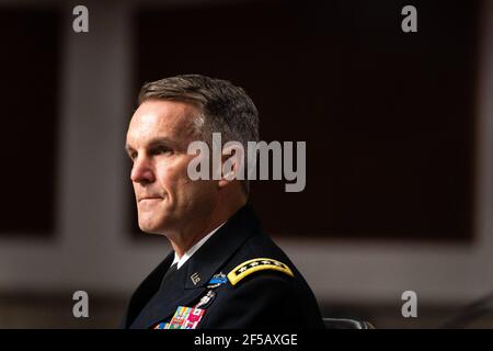 Washington, Usa. März 2021, 25th. General Richard D. Clarke, USA, Commander, United States Special Operations Command, hört am 25th. März 2021 beim Armed Services Committee des Senats auf dem Kapitol in Washington DC während einer Anhörung über das „United States Special Operations Command and United States Cyber Command“. Foto von Anna Moneymaker/Pool/ABACAPRESS.COM Quelle: Abaca Press/Alamy Live News Stockfoto