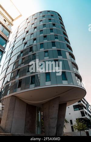 Hamburg, Deutschland - 7. August 2019: Blick aus der Perspektive auf ein luxuriöses neues Wohngebäude in der HafenCity. Sonneneinstrahlung Stockfoto