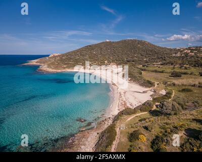 Luftaufnahme an einem hellen sonnigen Tag des Türkis Mittelmeer am Strand von Bodri in der Region Balagne Korsika Stockfoto