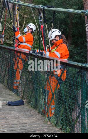 Dorset Fire Service führt im März während der Covid-19-Sperre Trainingsübungen auf der Hängebrücke in Alum Chine, Bournemouth, Dorset UK, durch Stockfoto