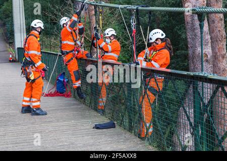 Dorset Fire Service führt im März während der Covid-19-Sperre Trainingsübungen auf der Hängebrücke in Alum Chine, Bournemouth, Dorset UK, durch Stockfoto