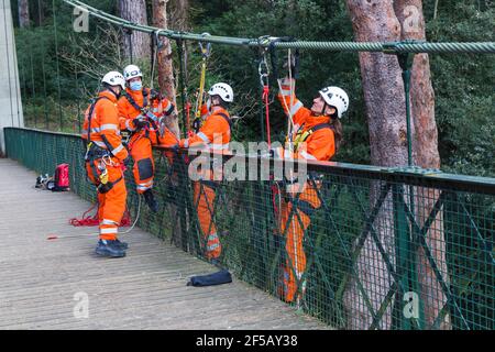 Dorset Fire Service führt im März während der Covid-19-Sperre Trainingsübungen auf der Hängebrücke in Alum Chine, Bournemouth, Dorset UK, durch Stockfoto