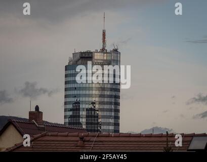 Ein Blick auf den modernen Turm in der jenaer Innenstadt Im Frühling Stockfoto