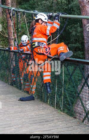 Dorset Fire Service führt im März während der Covid-19-Sperre Trainingsübungen auf der Hängebrücke in Alum Chine, Bournemouth, Dorset UK, durch Stockfoto