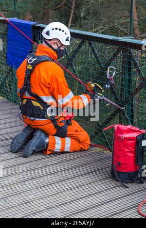 Dorset Fire Service führt im März während der Covid-19-Sperre Trainingsübungen auf der Hängebrücke in Alum Chine, Bournemouth, Dorset UK, durch Stockfoto