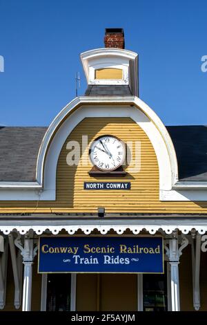 NORTH CONWAY, NH, USA - 5. OKTOBER 2007: Bahnhof North Conway mit blauem Himmel Stockfoto