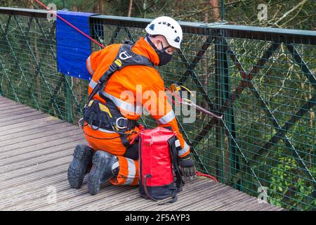 Dorset Fire Service führt im März während der Covid-19-Sperre Trainingsübungen auf der Hängebrücke in Alum Chine, Bournemouth, Dorset UK, durch Stockfoto