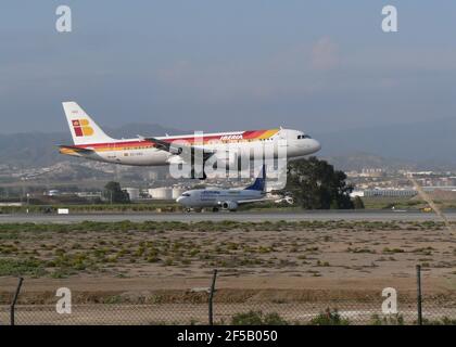 Iberia Airbus A320 Landung und Boeing 737 Futura warten auf Start, Flughafen Malaga, Spanien. Stockfoto