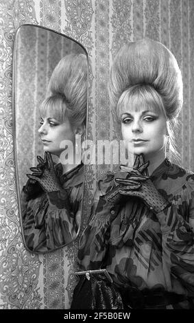 Mari Wilson.“ The Neasden Soul Queen' zu Hause in London 10/1982 Stockfoto