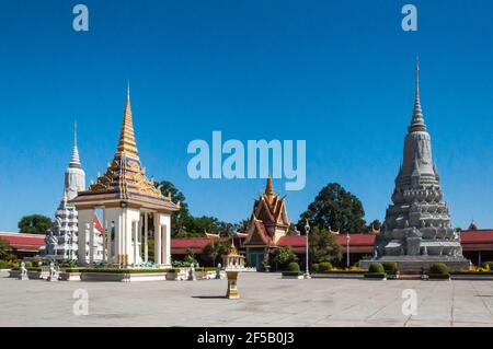 Kleiner Tempelkomplex mit einer typischen Grabstätte in Kambodscha, vor einem strahlend blauen Himmel Stockfoto