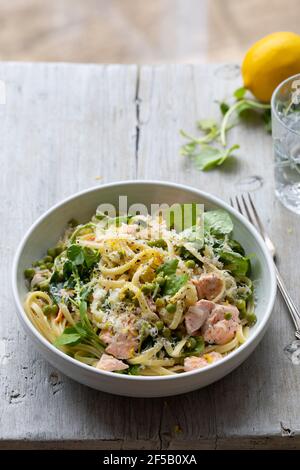 Linguine Pasta mit Lachs, Brunnenkresse und grünen Erbsen Stockfoto