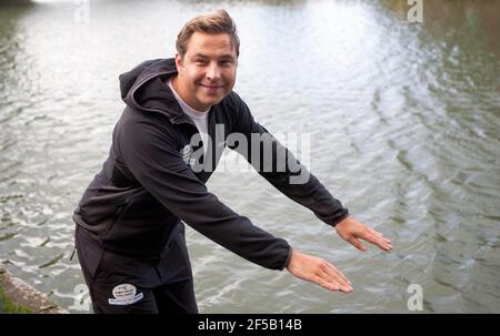 David Walliams, Komiker und Fernsehstar, beginnt sein Schwimmen entlang der Themse von Lechlade, Gloucestershire. Walliams, Star von Little Britain, wird 140 Meilen schwimmen, um Geld für Sports Relief zu sammeln und hofft, den aktuellen Rekord von 21 Tagen zu brechen, um das Schwimmen zu beenden. Foto von Adam Gasson. Stockfoto