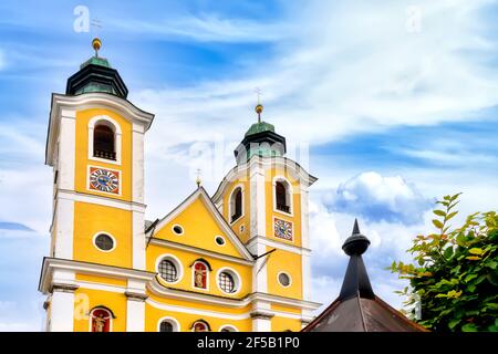 Blick auf die Dekanatspfarrkirche St. Johann in Tirol - Blick auf die Dekanatspfarrkirche St. Johann in Tirol, Österreich Stockfoto