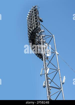 Stadionstrahler vor blauem Himmel Stockfoto