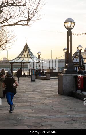 Die Themse bei Sonnenuntergang Stockfoto