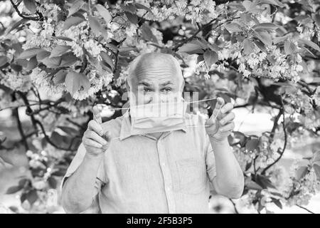 Konzept der Asthmabehandlung. Atembeschwerden. Allergische Reaktion. Begrenzen Sie das Risiko der Ausbreitung von Infektionen. Gesichtsmaske des älteren Mannes. Atemmaske. Pollen Stockfoto