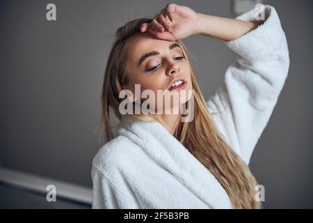 Junge nette Dame wartet auf eine Spa-Behandlung Stockfoto
