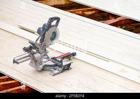 Kreissägen stehen auf dem zusammengebauten Verbunddeck Stockfoto