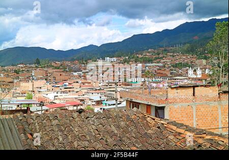 Atemberaubende Stadtlandschaft von Chachapoyas mit grauen Regenwolken, Blick vom Mirador Luya Urco, Chachapoyas, Amazonas Region, Peru Stockfoto