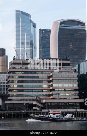 Die Themse bei Sonnenuntergang Stockfoto