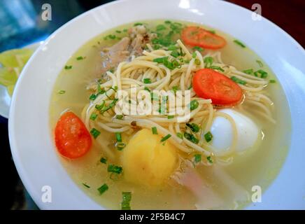 Köstliche peruanische Hühnchen-Nudelsuppe oder Caldo de Gallina Suppe Stockfoto