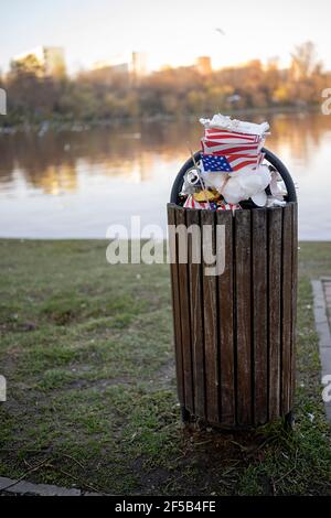 Überfließende Abfälle aus dem vollen Container in einem öffentlichen Park platziert. Stockfoto