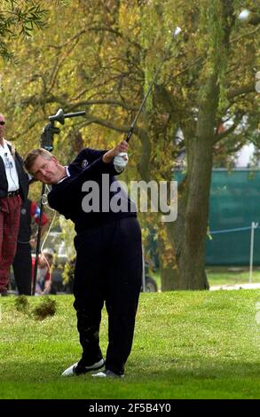 RYDER CUP 2002 AM GLOCKENTURM FINALTAG MONTY 2ND AM 8TH WÄHREND SEINES SPIELS MIT HOCH 29/9/2002 BILD DAVID ASHDOWN. Stockfoto