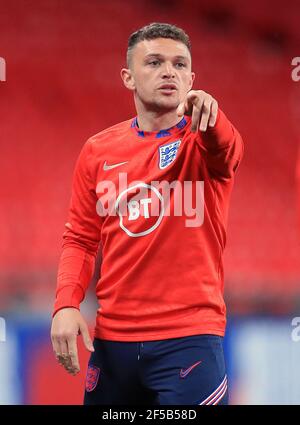 Der englische Kieran Trippier erwärmt sich vor dem Qualifikationsspiel der FIFA-Weltmeisterschaft 2022 im Wembley Stadium in London. Bilddatum: Donnerstag, 25. März 2021. Stockfoto