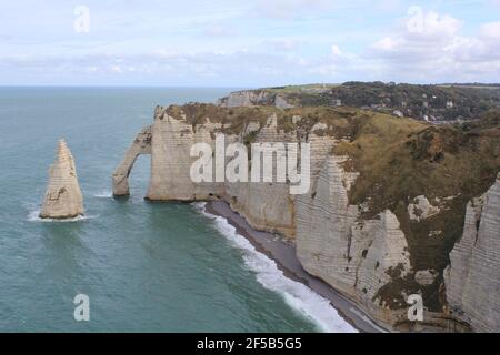 Die schönen weißen Klippen der Alabasterküste in etretat, frankreich im Sommer Stockfoto