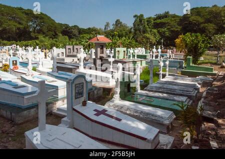 Christlicher Friedhof in Asien. Besonders schön gearbeitete Steingräber. Diese sind mit Fliesen bedeckt und mit Kreuzen verziert. Stockfoto