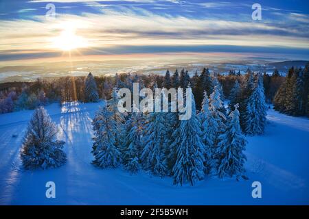 Luftaufnahme vom winterlichen Sonnenuntergang auf dem Hohen Meißner Stockfoto