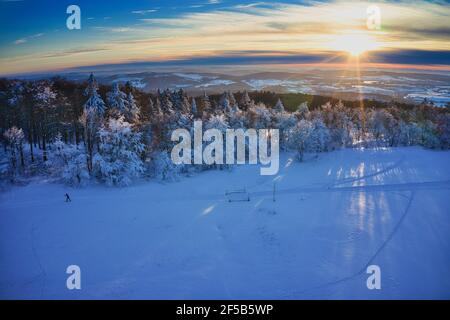 Luftaufnahme vom winterlichen Sonnenuntergang auf dem Hohen Meißner Stockfoto