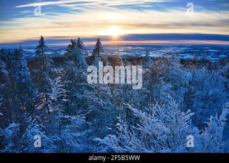 Luftaufnahme vom winterlichen Sonnenuntergang auf dem Hohen Meißner Stockfoto