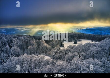 Luftaufnahme vom winterlichen Sonnenuntergang auf dem Hohen Meißner Stockfoto