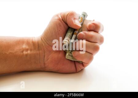 Nahaufnahme der Hand des Menschen, die Dollarscheine einklinken Stockfoto