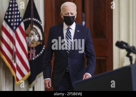 Washington, Usa. März 2021, 25th. Präsident Joe Biden betritt das Podium für seine erste offizielle Pressekonferenz seiner Präsidentschaft am Donnerstag, den 25. März 2021, im East Room des Weißen Hauses in Washington, DC. Pool Foto von Oliver Contreras/UPI Kredit: UPI/Alamy Live Nachrichten Stockfoto