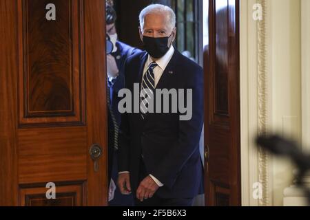 Washington, Usa. März 2021, 25th. Präsident Joe Biden betritt das Podium für seine erste offizielle Pressekonferenz seiner Präsidentschaft am Donnerstag, den 25. März 2021, im East Room des Weißen Hauses in Washington, DC. Pool Foto von Oliver Contreras/UPI Kredit: UPI/Alamy Live Nachrichten Stockfoto