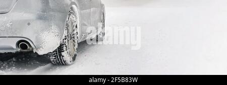 Silber Auto mit Eis bedeckt geparkt auf schneebedeckten Straße, Detail-Ansicht zu Auspuff von hinten, Hintergrund leeren Raum für Text rechts Stockfoto