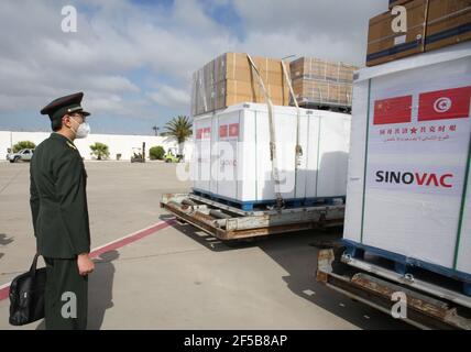 Tunis, Tunesien. 25 2021. März: Behälter mit Impfstoffen auf dem Internationalen Flughafen Tunis Karthago während der Zeremonie.Internationaler Flughafen Tunis Karthago unter der Aufsicht des Gesundheitsministers Dr. Fawzi Mahdi und des chinesischen Botschafters in Tunesien, Zhang Jianguo, Und in Anwesenheit des Emir des Generalmajors, Doktor General der militärischen Gesundheit, Mr. Credit: SIPA USA/Alamy Live News Stockfoto